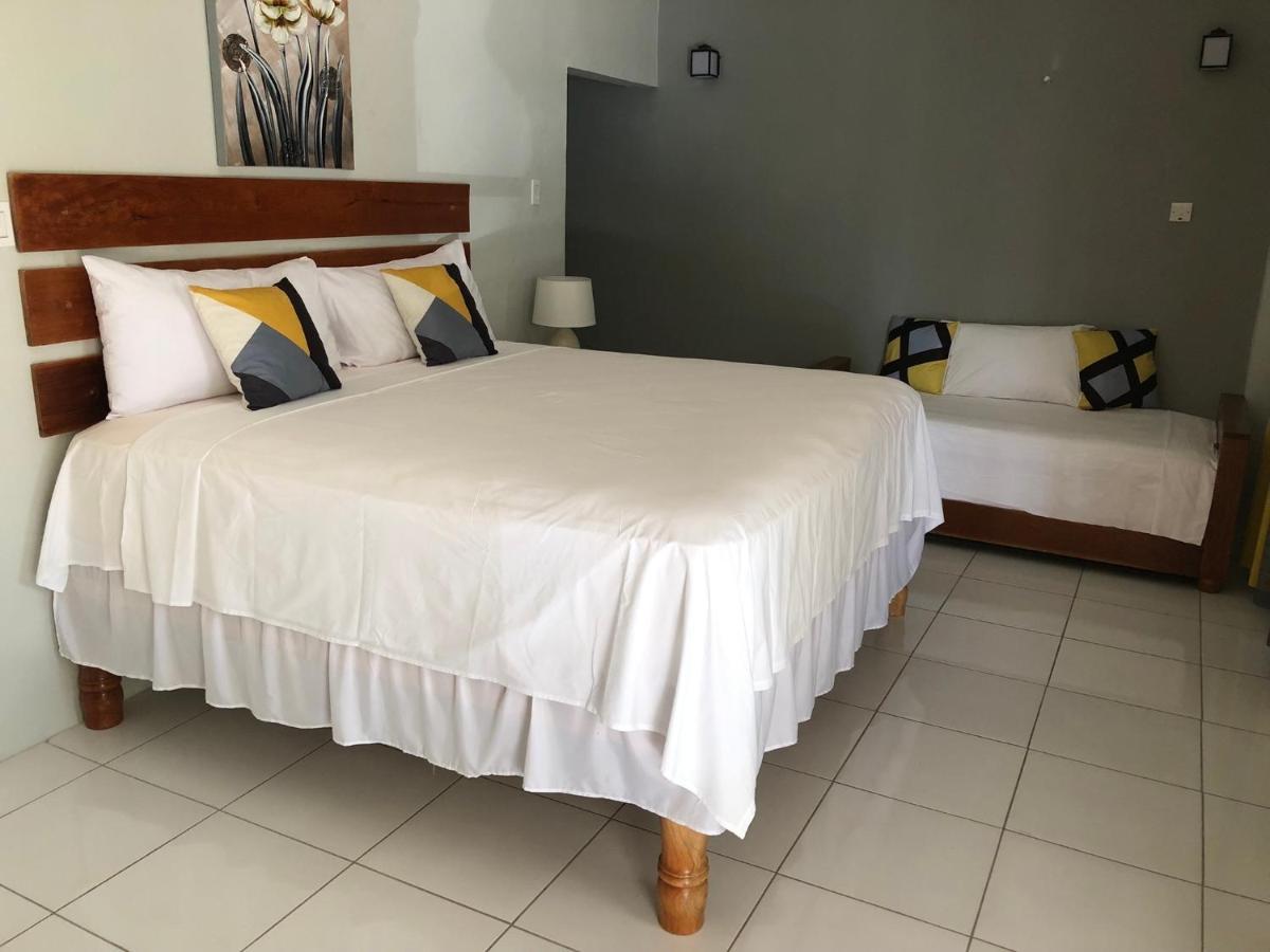 Airport Beach Hotel 몬테고 베이 외부 사진