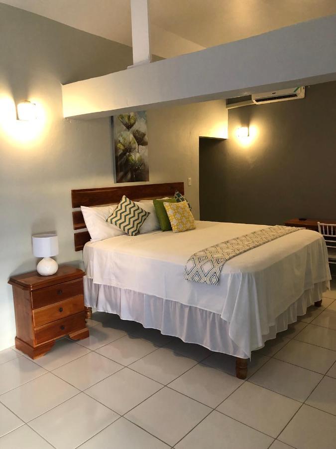 Airport Beach Hotel 몬테고 베이 외부 사진