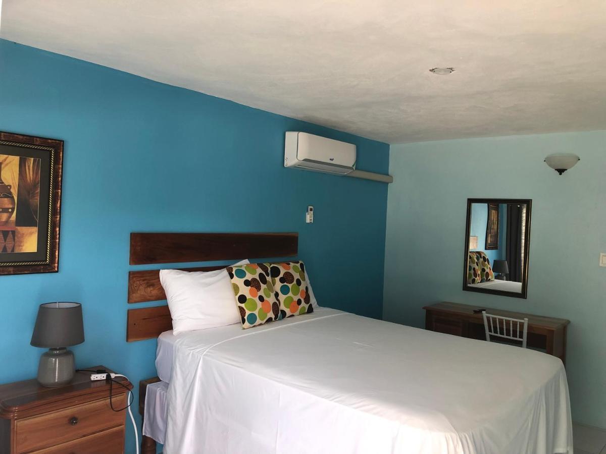 Airport Beach Hotel 몬테고 베이 외부 사진